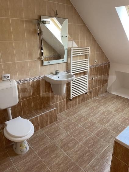 Apartament cu 3 camere semidecomandat, mobilat în Ștefan cel Mare