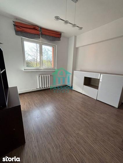 Apartament cu 3 camere decomandat în Astra