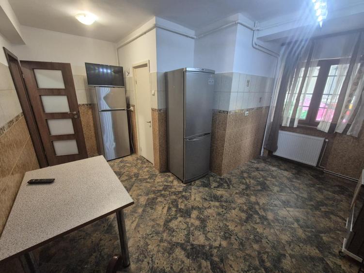 Apartament cu 3 camere decomandat în Calea Victoriei