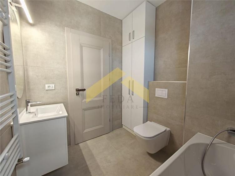 Apartament cu 3 camere semidecomandat în Central