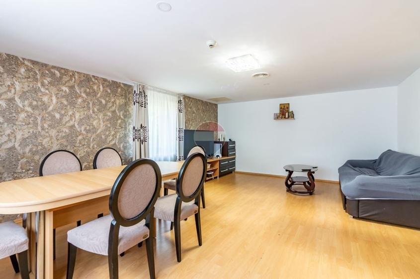 Casă individuală cu 8 camere cu Teren 440 Mp în Uverturii