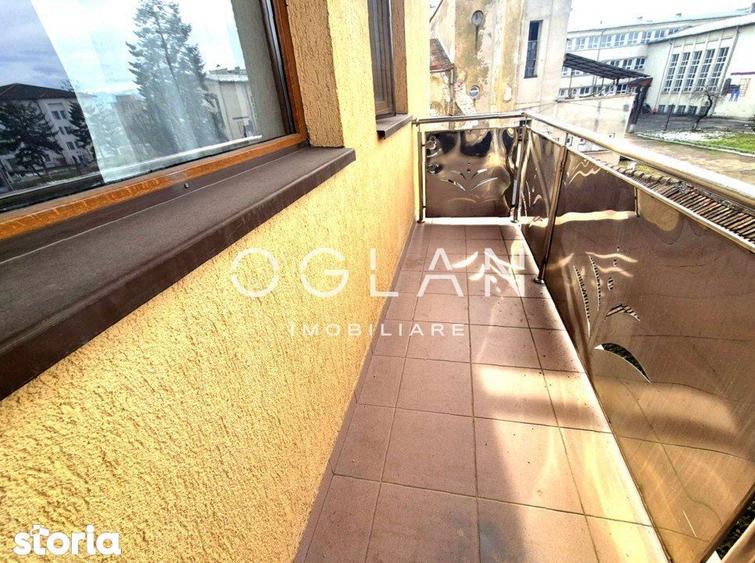 Apartament cu 3 camere, mobilat în Piața Cluj