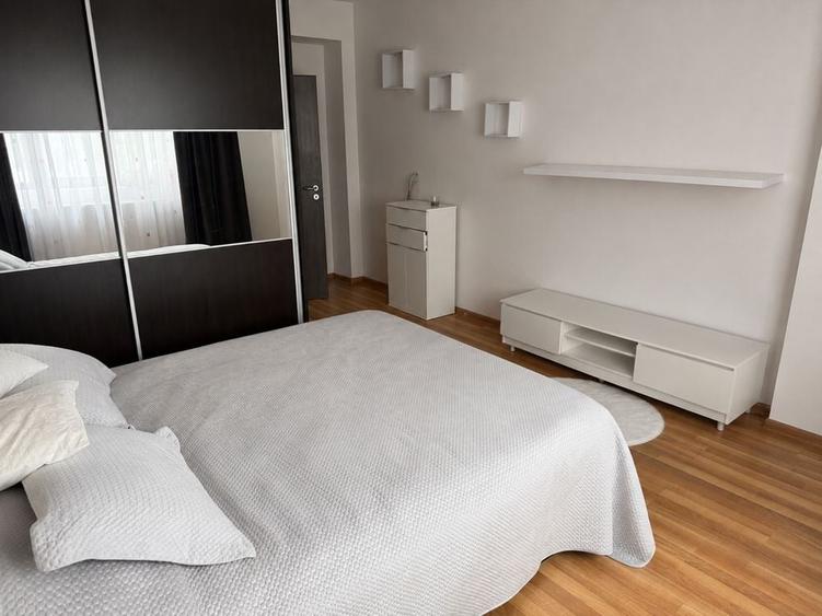 Apartament cu 3 camere decomandat în Roșu