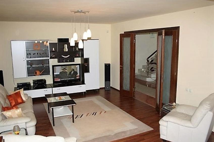 Casă individuală cu 10 camere cu Teren 640 Mp în Pipera
