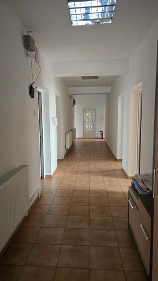 Casă individuală cu 10 camere cu Canalizare în Central