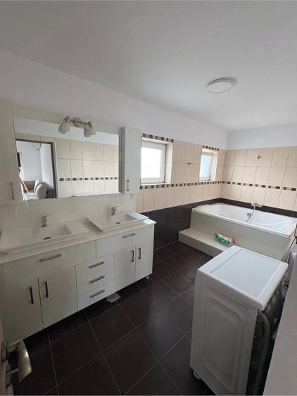 Apartament cu 3 camere semidecomandat în Dumbrăvița
