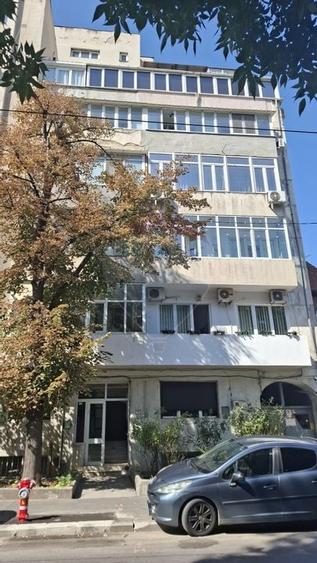 Apartament cu 4 camere semidecomandat în P-ța Victoriei