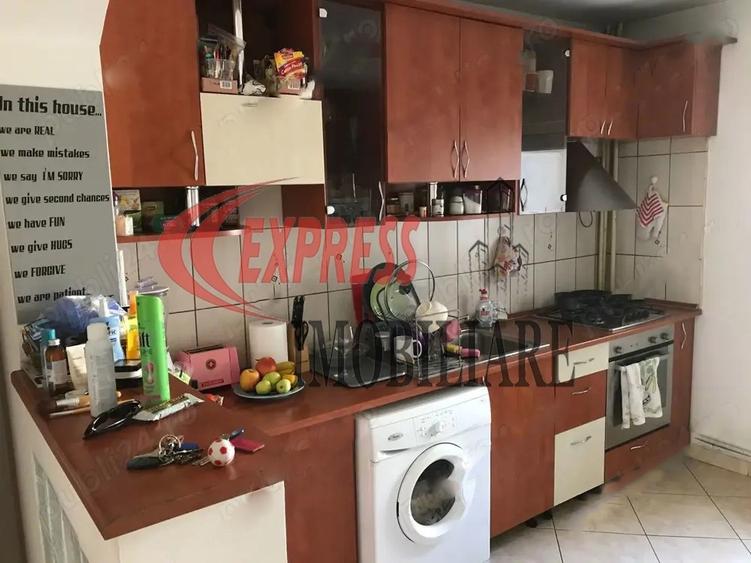 Apartament cu 3 camere decomandat în Vitan
