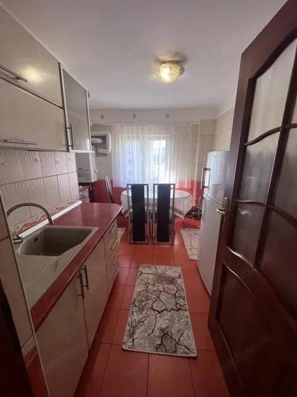 Apartament cu 3 camere decomandat în Teilor