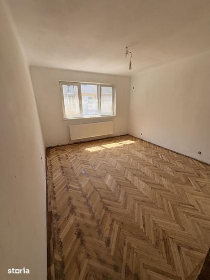 Casă cu 8 camere cu Teren 233 Mp în Decebal