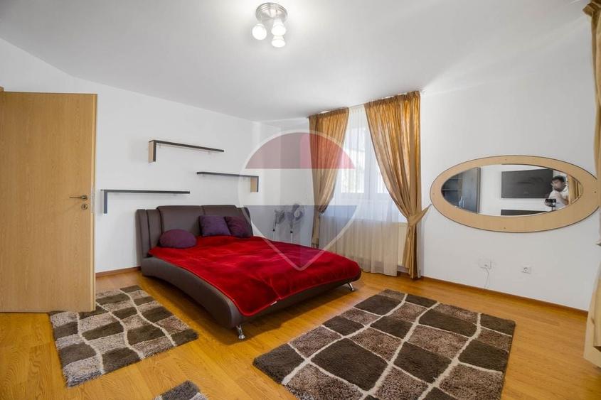 Casă individuală cu 7 camere cu Teren 1167 Mp în Tractorul