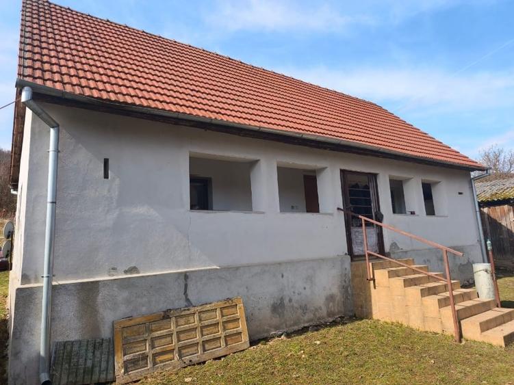 Casă cu 2 camere cu Canalizare în Toc