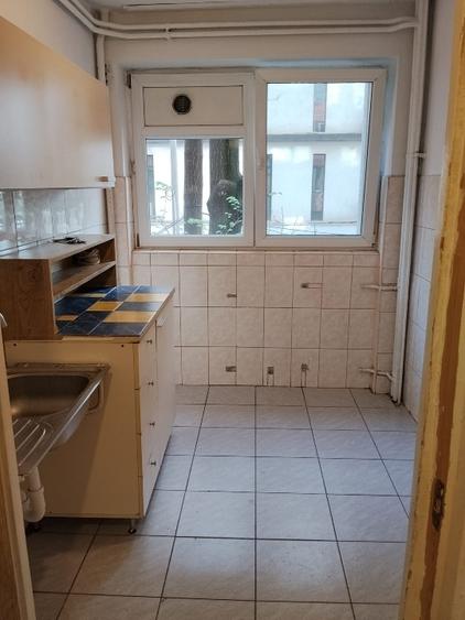 Apartament cu 3 camere semidecomandat în Mihai Bravu