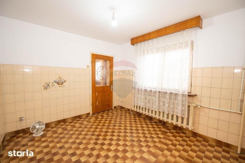 Casă cu 7 camere cu Teren 200 Mp în Central