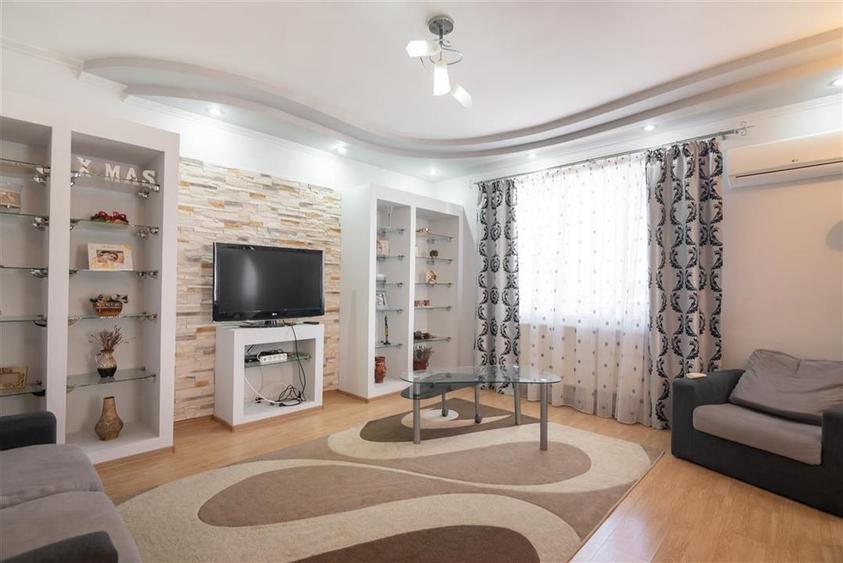 Casă individuală cu 6 camere cu Teren 2349 Mp în Sântion