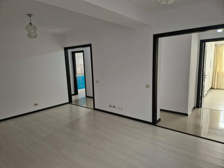 Apartament cu 3 camere decomandat în Titan