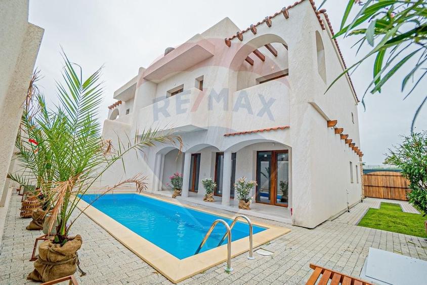 Casă individuală cu 7 camere cu Teren 240 Mp în Sud