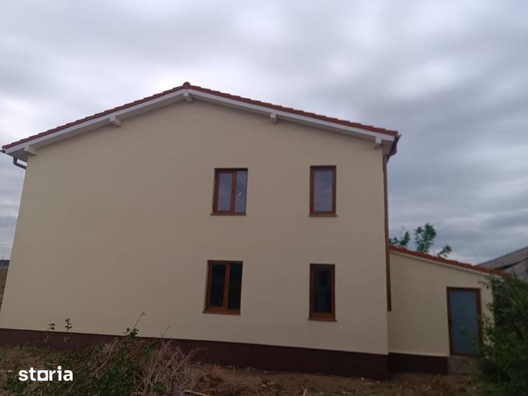 Casă cu 6 camere cu Teren 426 Mp în Agigea