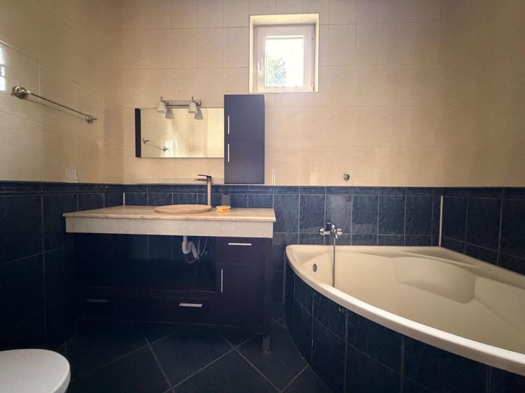 Casă individuală cu 5 camere cu Canalizare în Dămăroaia