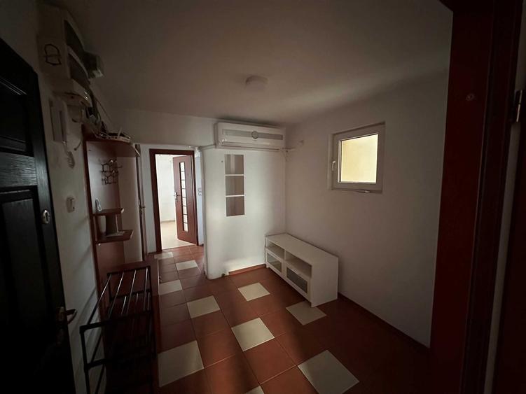 Apartament cu 3 camere decomandat în Tei