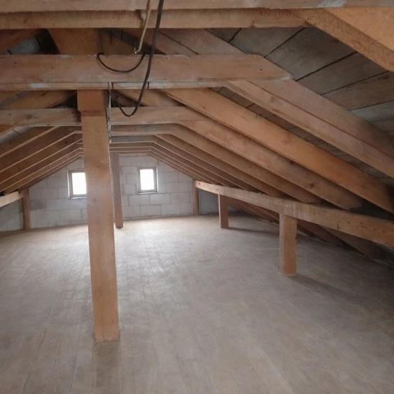 Casă cu 5 camere cu Teren 553 Mp în Stupini
