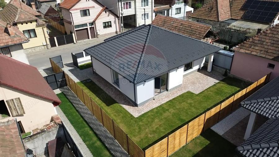 Casă cu Teren 300 Mp în Central