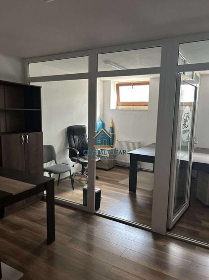 Casă individuală cu 13 camere cu Canalizare în Central