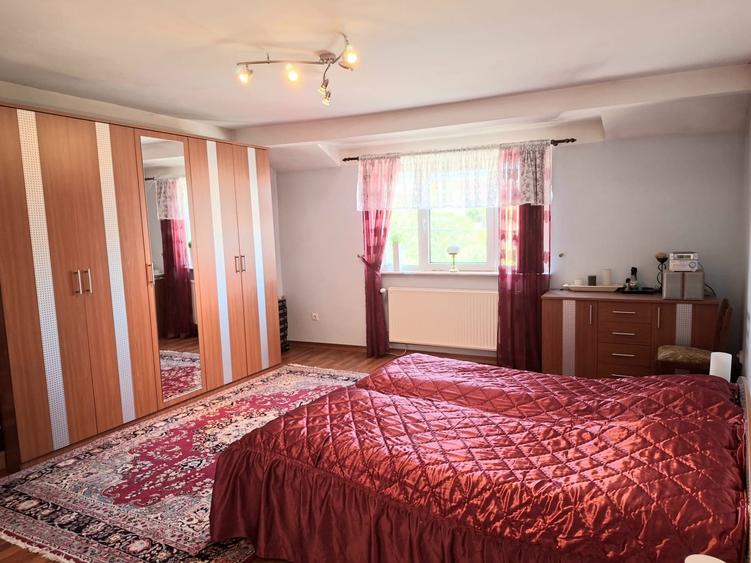 Casă individuală cu 8 camere cu Canalizare în Codlea