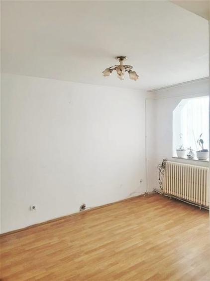 Apartament cu 3 camere semidecomandat în 9 Mai