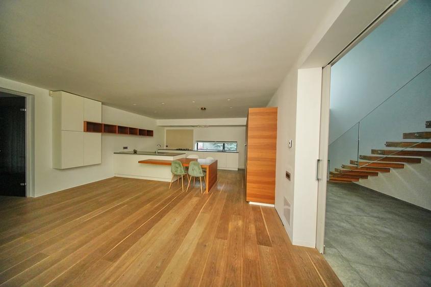 Casă individuală cu 6 camere decomandat cu Piscina în Pipera