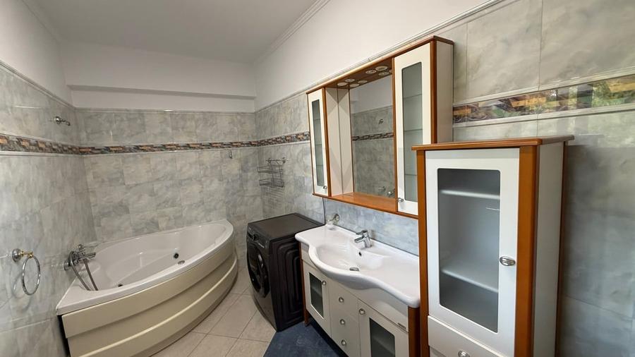 Apartament cu 4 camere decomandat în Herăstrău