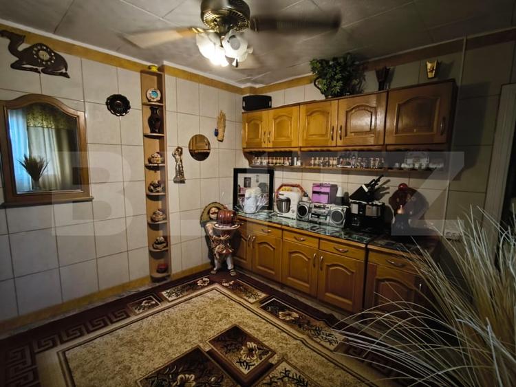 Casă individuală cu 9 camere cu Canalizare în Central