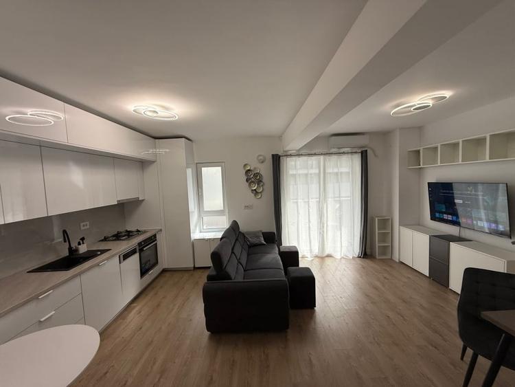 Apartament cu 3 camere semidecomandat, mobilat în Parcul Carol