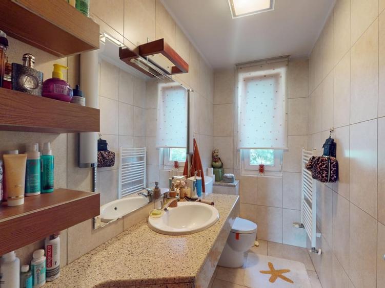 Casă individuală cu 5 camere cu Canalizare în Lipovei