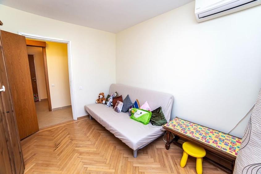 Apartament cu 4 camere decomandat, mobilat în Titan
