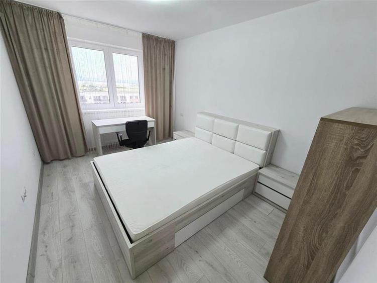 Apartament cu 3 camere decomandat, mobilat în Tractorul