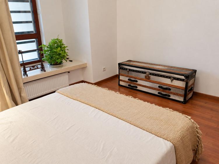 Apartament cu 3 camere decomandat, mobilat în Calea Victoriei