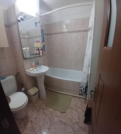 Apartament cu 3 camere decomandat în Delfinariu