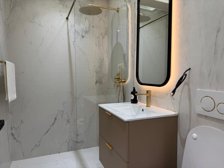 Apartament cu 4 camere decomandat în Aviației