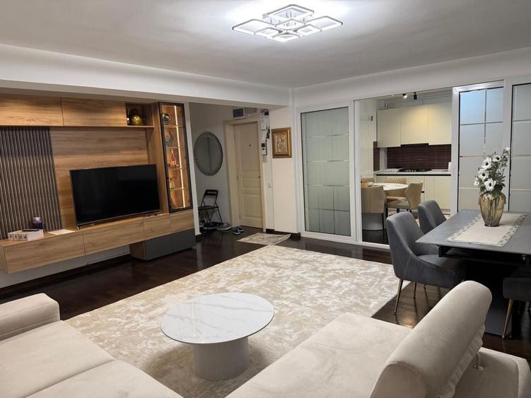 Apartament cu 3 camere decomandat în Exterior Vest