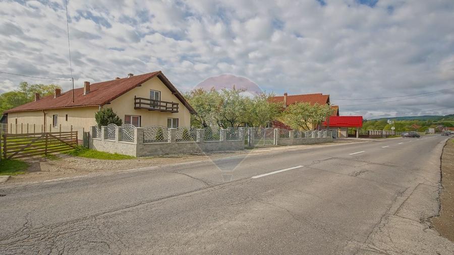 Casă individuală cu 5 camere cu Teren 2633 Mp în Periferie