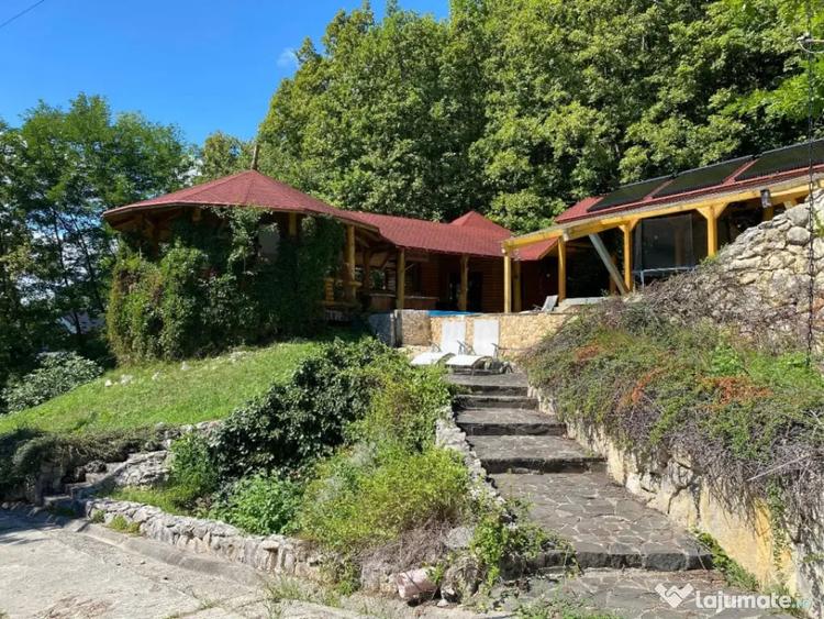 Casă cu 7 camere cu Teren 17000 Mp în Cărbunari