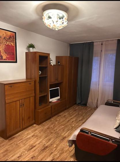 Apartament cu 3 camere decomandat, mobilat în Podu Roș