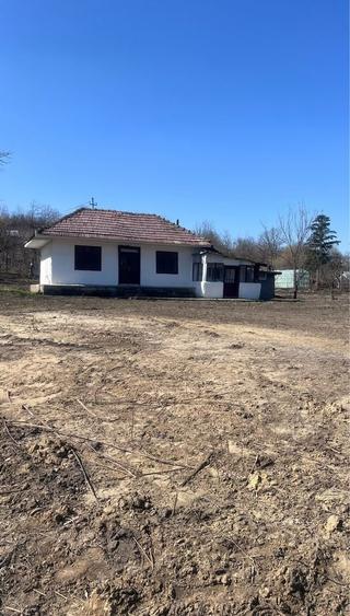 Casă cu 3 camere în Crețești