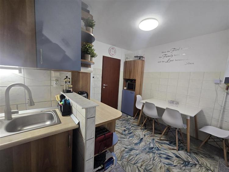 Apartament cu 3 camere decomandat, mobilat în Central