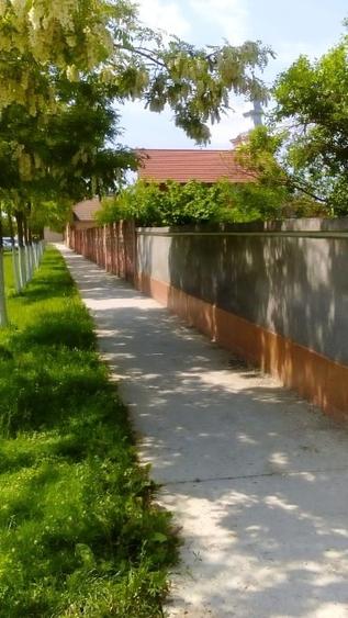 Casă individuală cu 3 camere cu Canalizare în Petroman