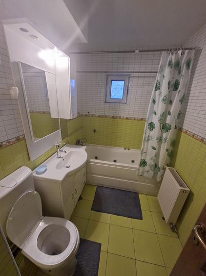Apartament cu 3 camere decomandat, mobilat în Nicolina