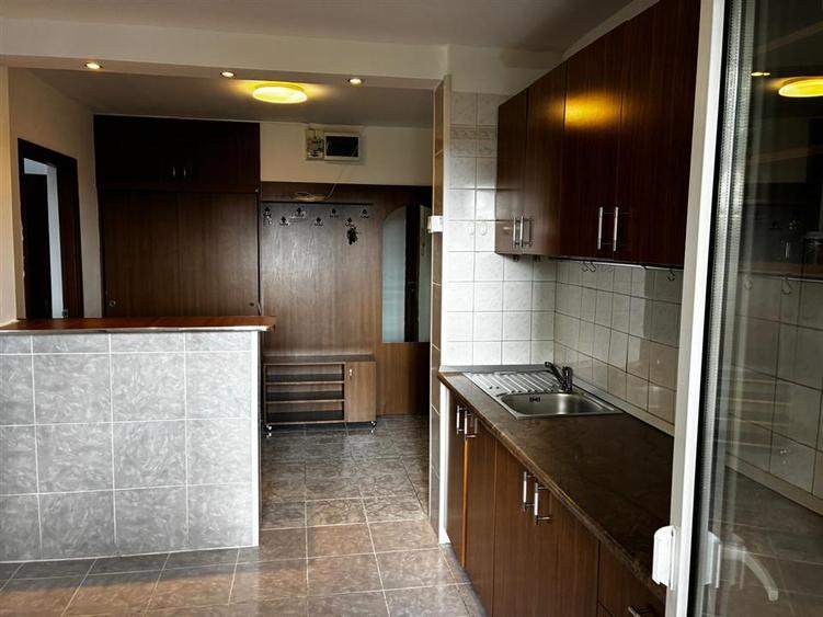 Apartament cu 3 camere decomandat în Mihai Bravu