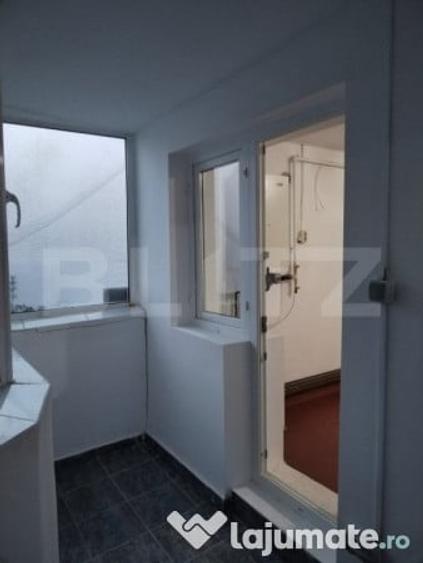 Apartament cu 3 camere decomandat în Micro 4