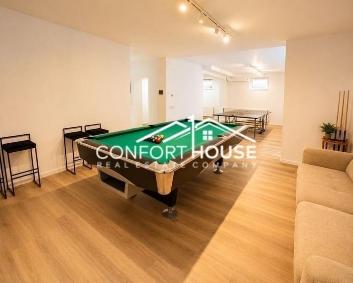 Duplex cu 9 camere cu Piscina în Iancu Nicolae